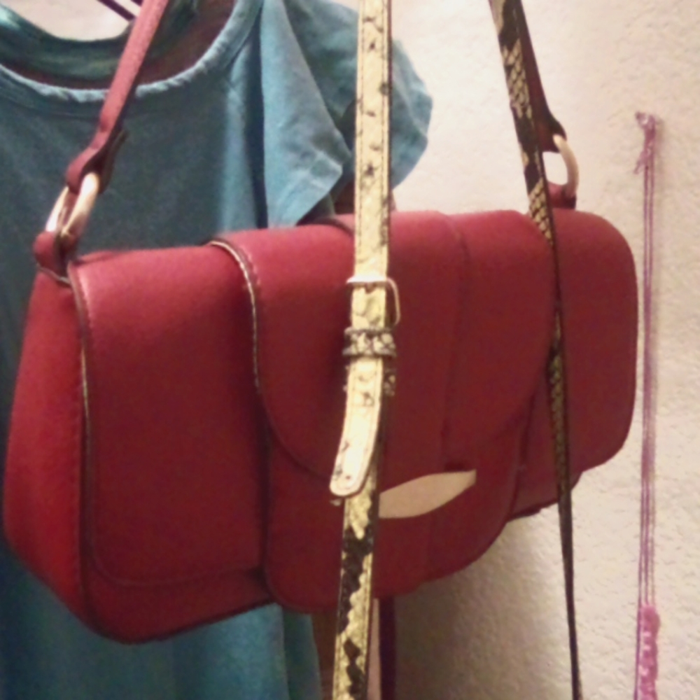 A handle horse bag .